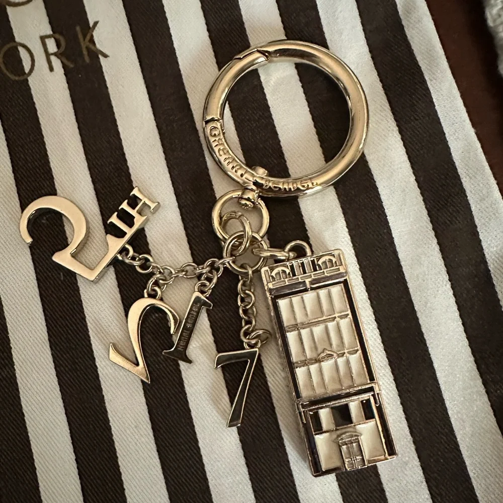 Gorgeous Henri Bendel Iconic 712  5th Avenue Gold Keychain Fob Bag Charm VGUC